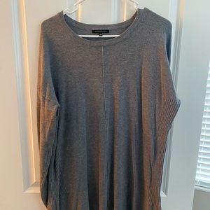 Women’s gray crew neck sweater